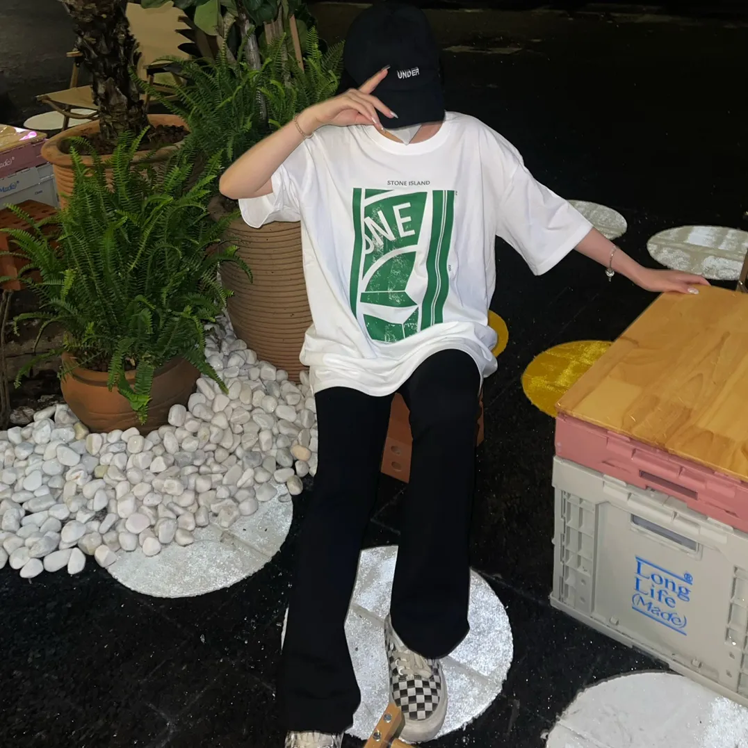 W627#P110💰 [Stone lsland/Stone Island summer new short-sleeved T-shirt with broken printed pattern on the chest] ⚠ ️[Original creation, high control of details] - Made of 260 grams of combed cotton, 32-count double yarn, soft and comfortable to the touch, sweat-absorbent and breathable. - Simple basic and versatile style, original quality, the first choice for couples. - Made in a large factory, four needles and five threads on the shoulder, neatly arranged, high quality workmanship. - Same style for men and women. Very versatile, one piece for everyone, details are clearly visible. Color: Black White Size: M L